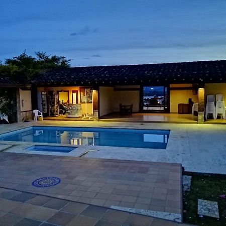 ריונגרו Hostal Hollywood Inn מראה חיצוני תמונה