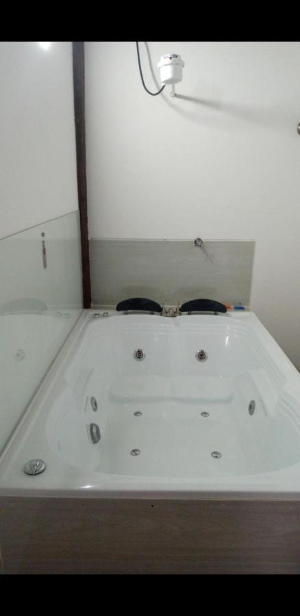 ריונגרו Hostal Hollywood Inn מראה חיצוני תמונה