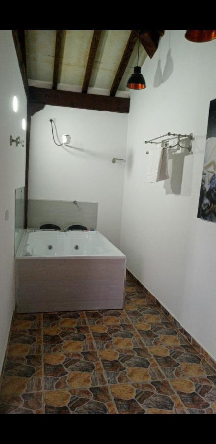 ריונגרו Hostal Hollywood Inn מראה חיצוני תמונה