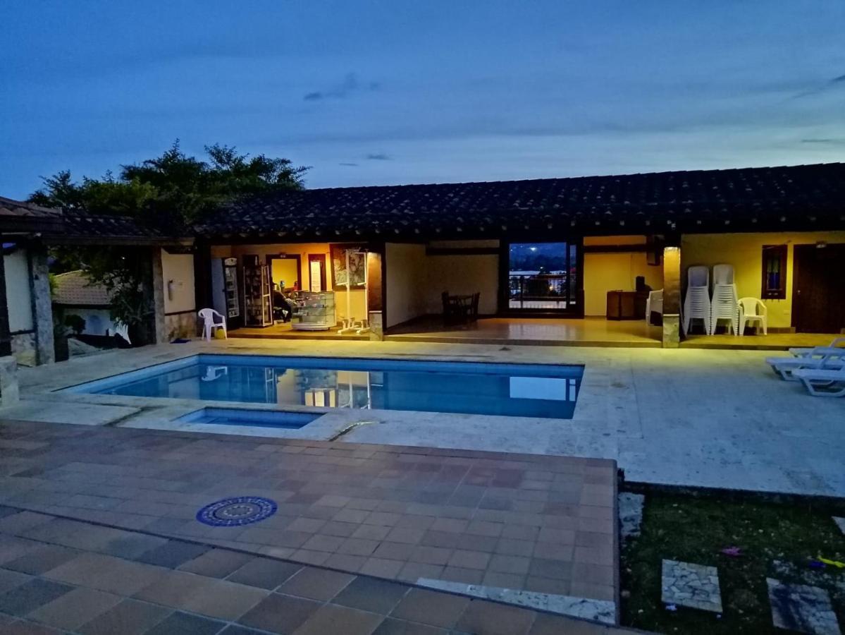 ריונגרו Hostal Hollywood Inn מראה חיצוני תמונה