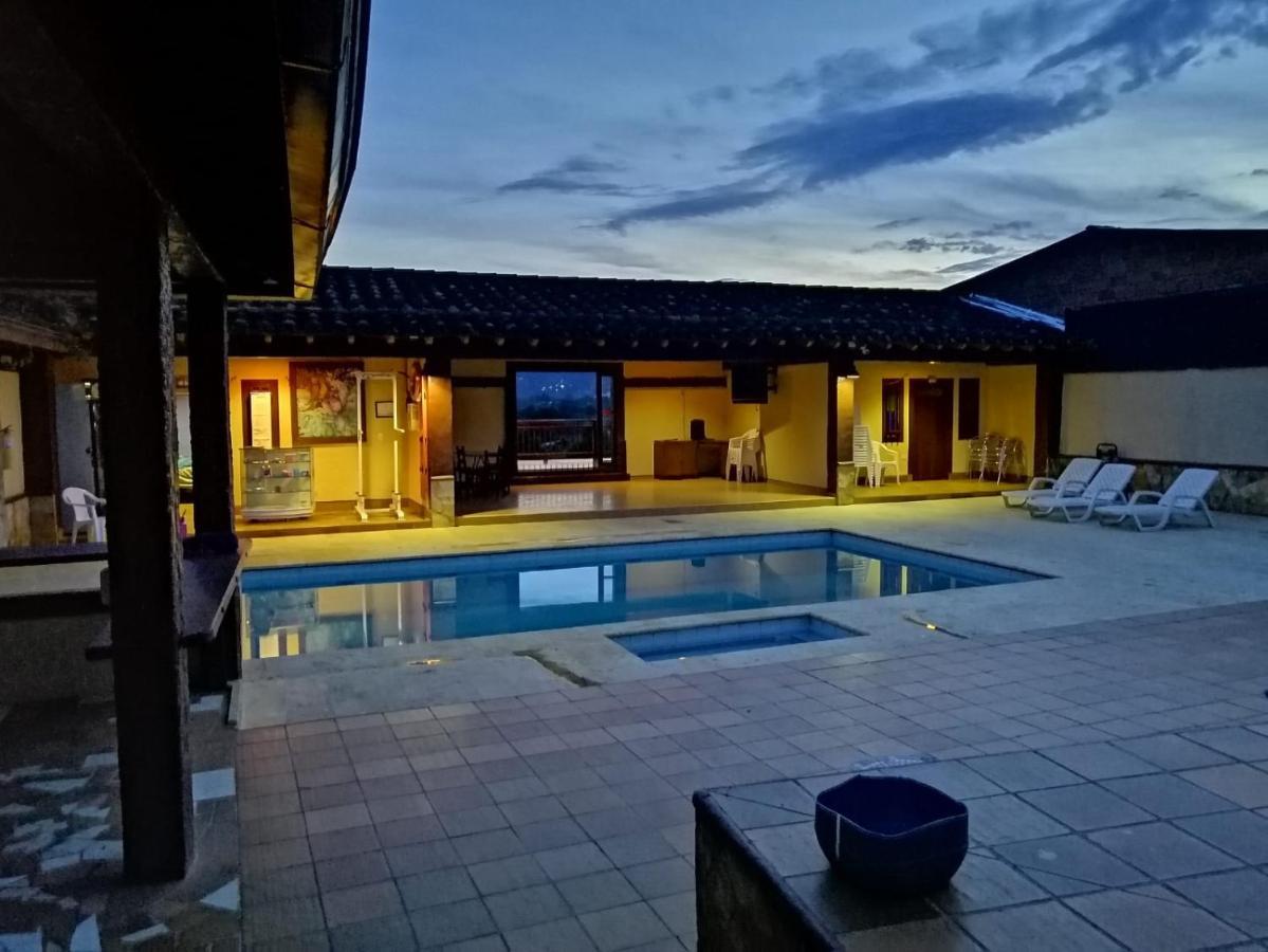 ריונגרו Hostal Hollywood Inn מראה חיצוני תמונה