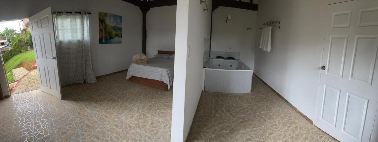 ריונגרו Hostal Hollywood Inn מראה חיצוני תמונה