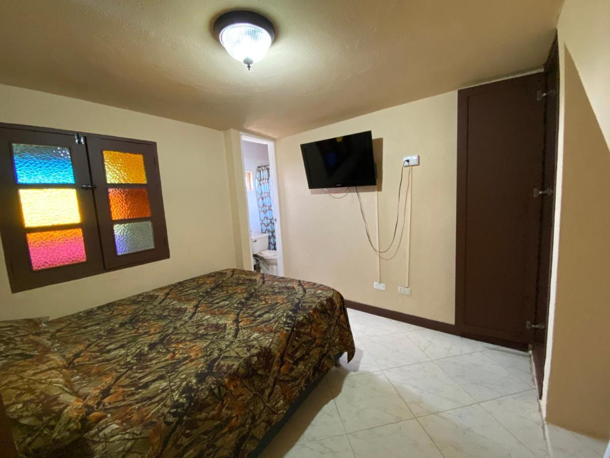 ריונגרו Hostal Hollywood Inn מראה חיצוני תמונה