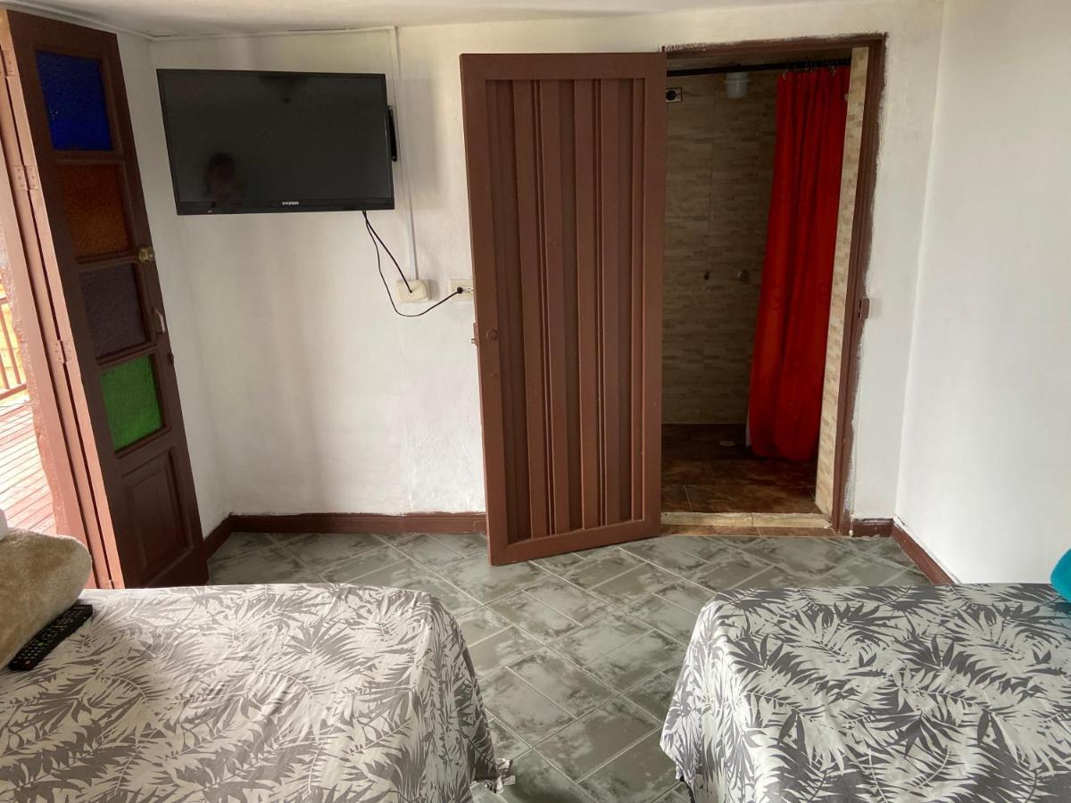 ריונגרו Hostal Hollywood Inn מראה חיצוני תמונה