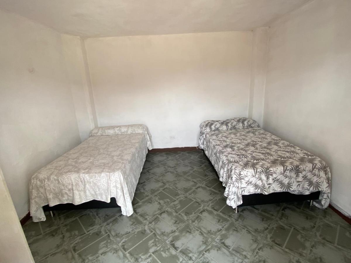 ריונגרו Hostal Hollywood Inn מראה חיצוני תמונה