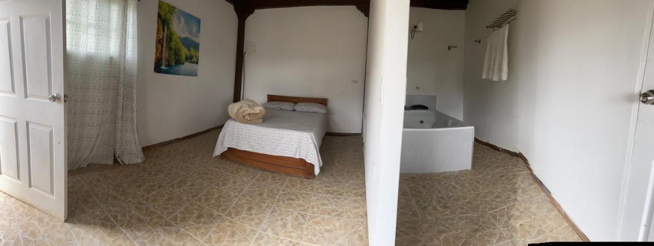 ריונגרו Hostal Hollywood Inn מראה חיצוני תמונה